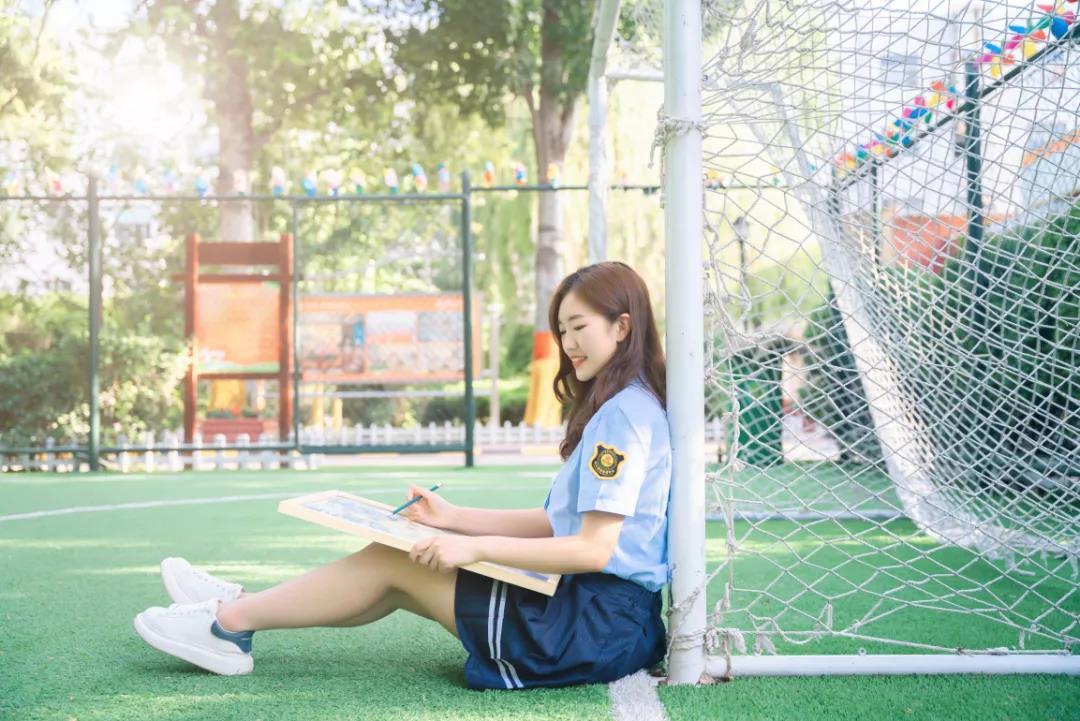 美麗的晚霞、浪漫的小江南、活力的足球場、說出你喜歡的校園風(fēng)景，送校園周邊啦！