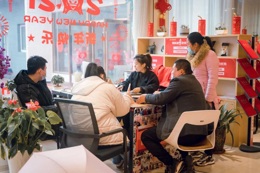 職教咨詢?nèi)肇鎸?duì)面答疑解惑，指導(dǎo)，選學(xué)校來幫忙！