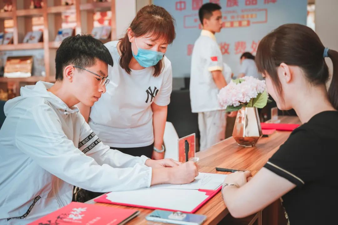 【雙棲發(fā)展會】選學(xué)校太難了？不用慌，這里有的人來幫你！