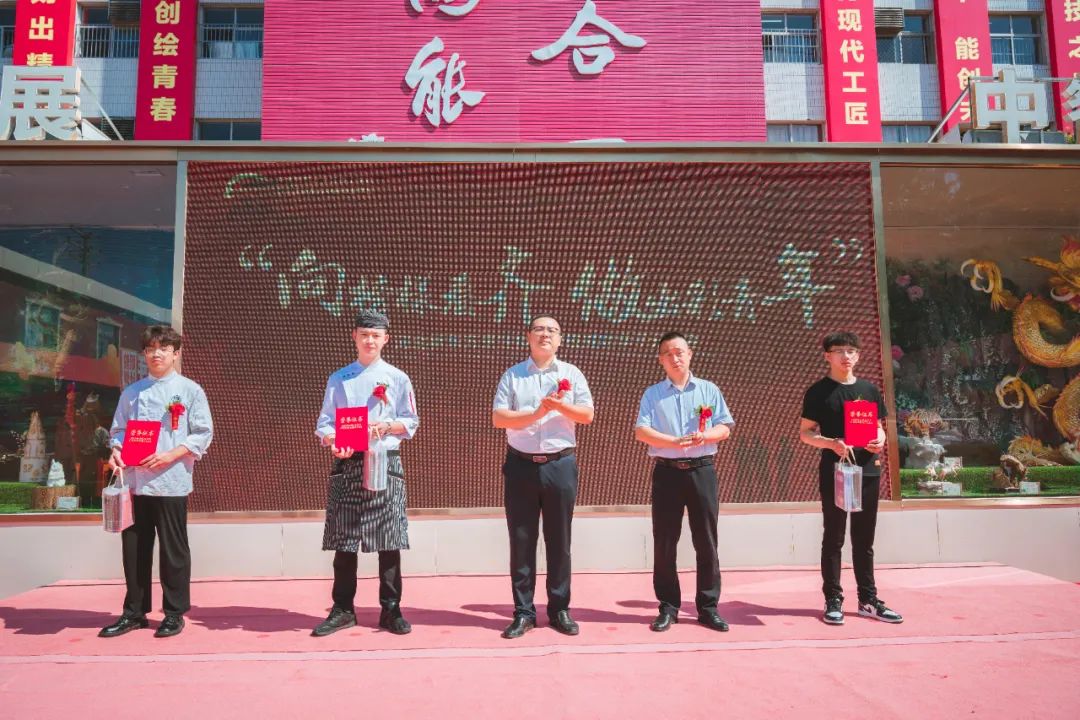 向榜樣看齊，做出彩青年！