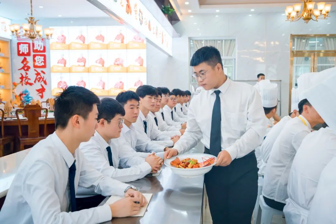 【進(jìn)校園】?jī)A情傳授，用心烹飪，感受米其林帶來(lái)的魅力課堂！
