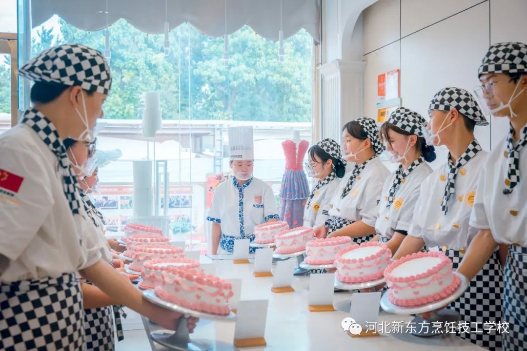 想知道蛋糕培訓(xùn)學(xué)校學(xué)費(fèi)大概多少？學(xué)蛋糕學(xué)費(fèi)多少錢(qián)？看這里！