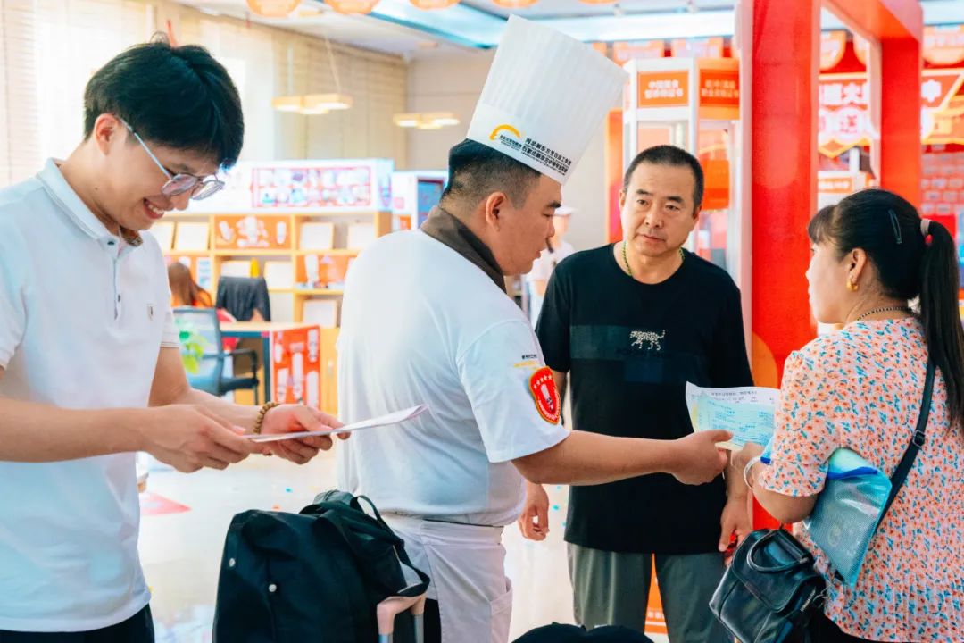 中招咨詢會(huì)人氣爆棚！河北新東方各專(zhuān)業(yè)名額正在減少！趕快抓住zui后的免試免分的機(jī)會(huì)吧！