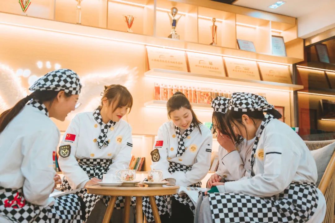 初中生不上高中有出路嗎？初中畢業(yè)學(xué)西點(diǎn)咋樣？