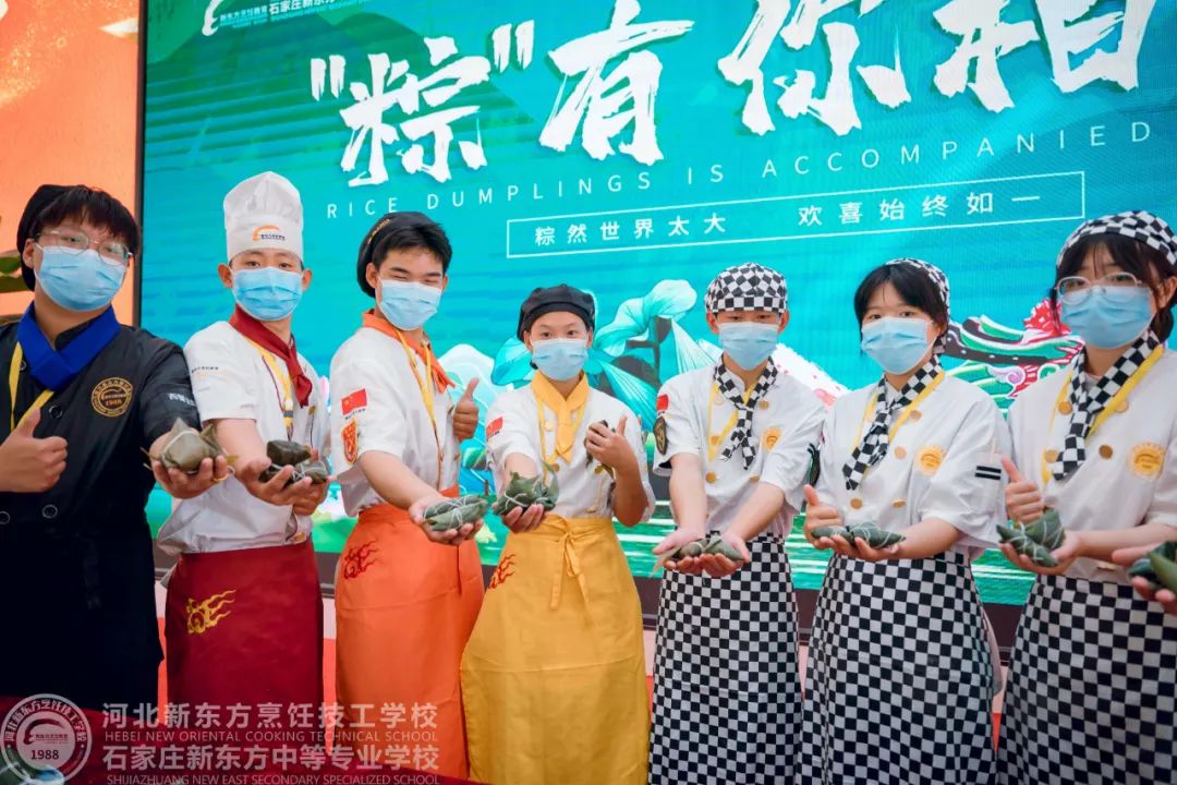 仲夏賦雅趣，粽香端午情，我校學(xué)子包粽子祝高考學(xué)子金榜題名，高“粽”！
